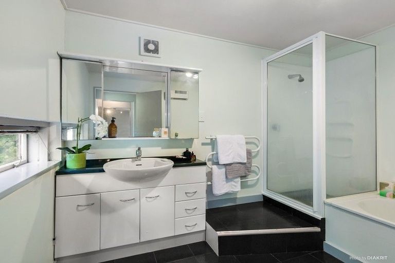 Photo of property in 53 Harbour View Road, Northland, Wellington, 6012