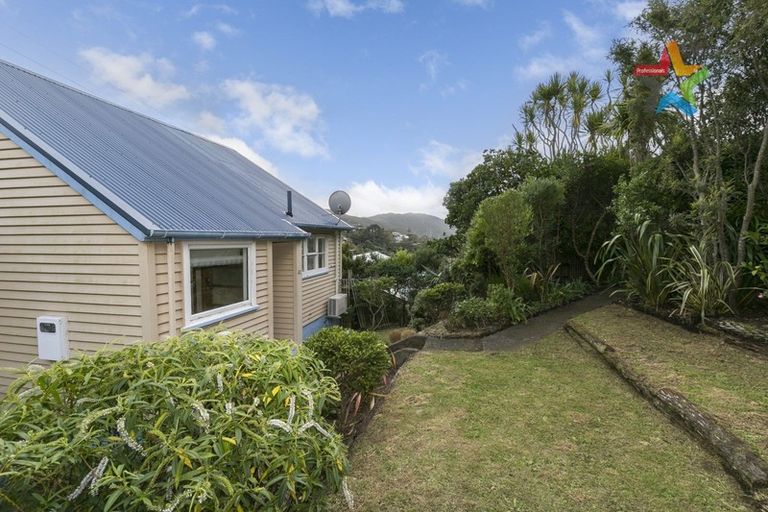 Photo of property in 32 Curtis Street, Northland, Wellington, 6012