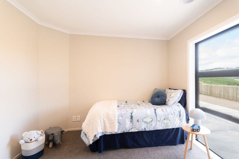 Photo of property in 62 Farnworth Terrace, Glenside, Wellington, 6037