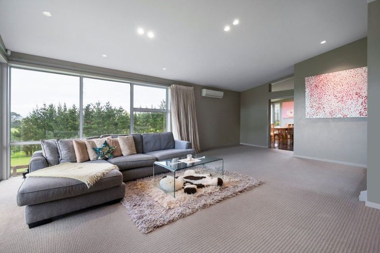 Photo of property in 33 Oram Drive, Turitea, Palmerston North, 4472