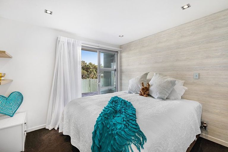 Photo of property in 1091 Whangaparaoa Road, Tindalls Beach, Whangaparaoa, 0930