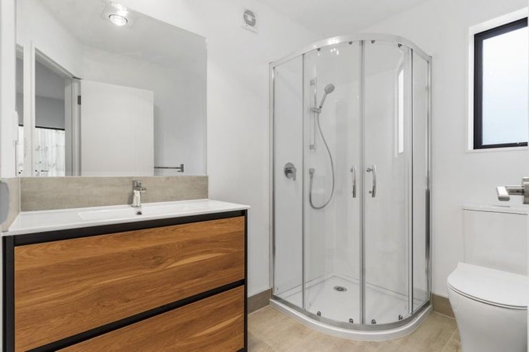 Photo of property in 8a Tahinga Street, Northcote, Auckland, 0627