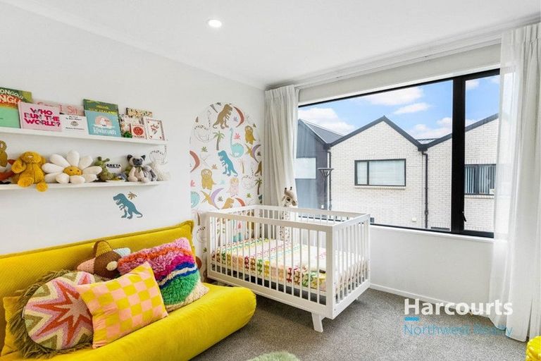 Photo of property in 5 Wharara Lane, Massey, Auckland, 0614