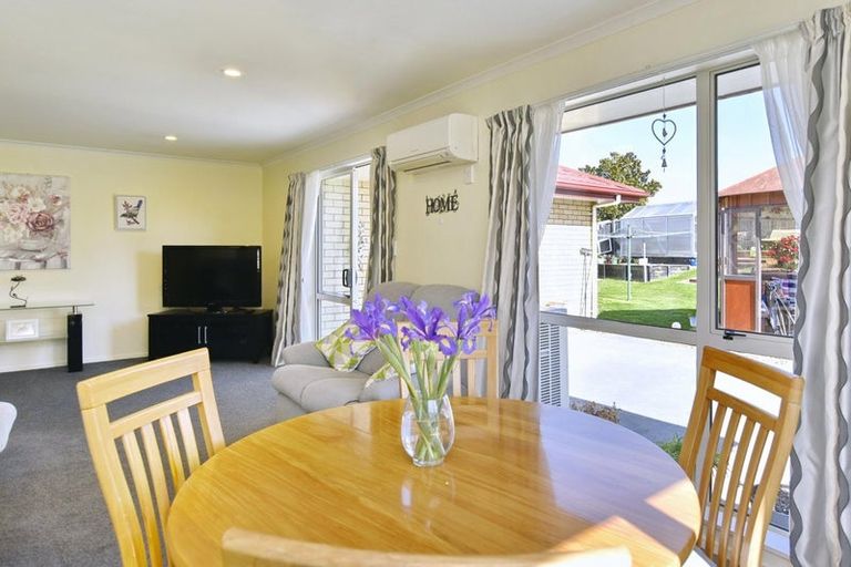 Photo of property in 15 Willowview Drive, Redwood, Christchurch, 8051