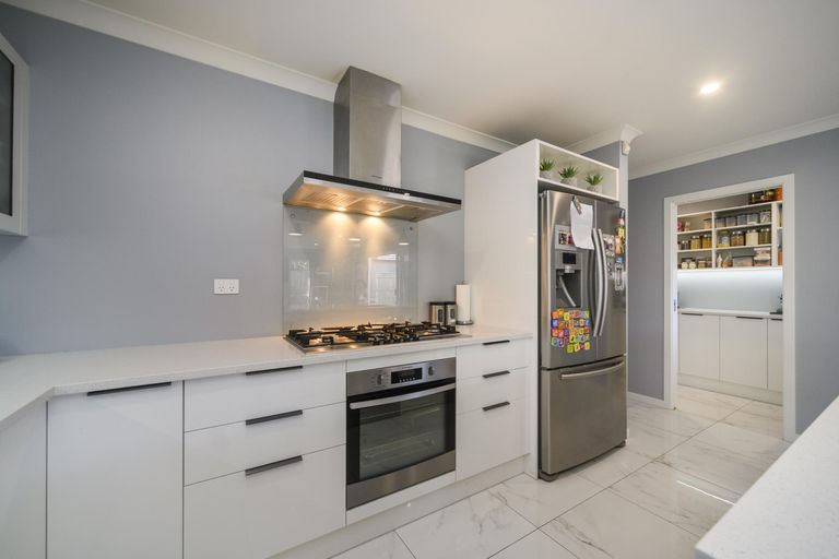 Photo of property in 126 Johnstone Drive, Fitzherbert, Palmerston North, 4410