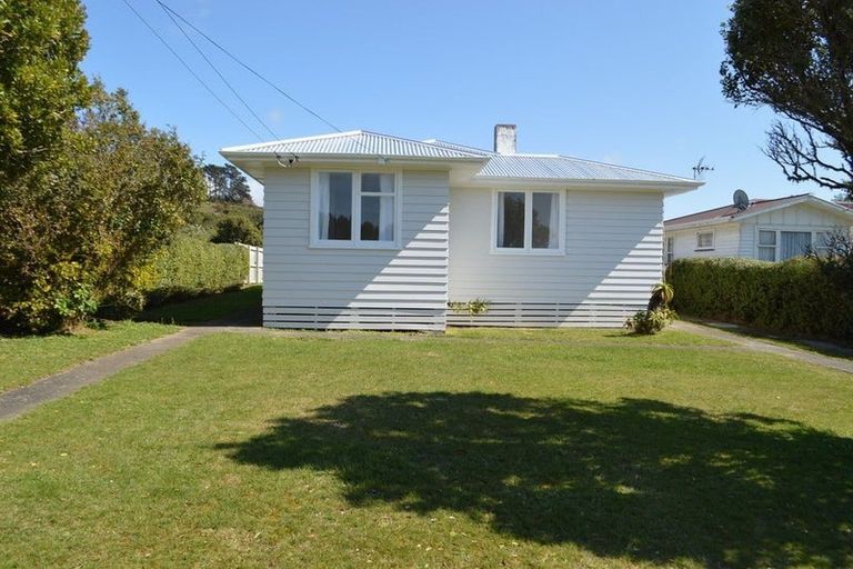 Photo of property in 100 Sievers Grove, Cannons Creek, Porirua, 5024