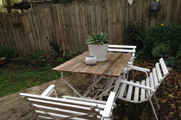 Photo of property in 2/17 Paris Place, Birkenhead, Auckland, 0626