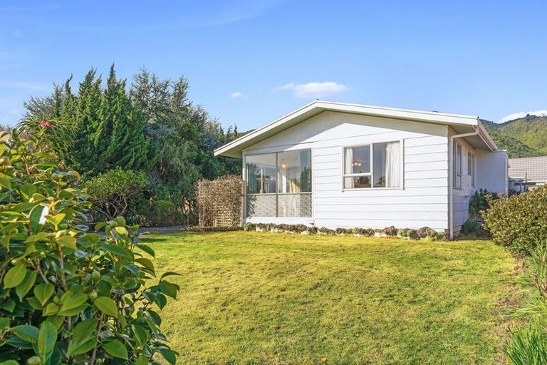 Photo of property in 7 Graham Grove, Waikanae, 5036