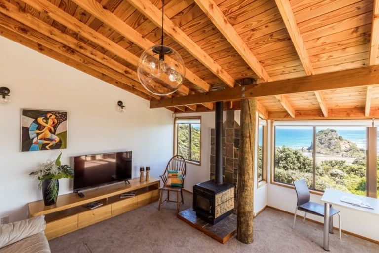 Photo of property in 70 Rayner Road, Piha, 0772