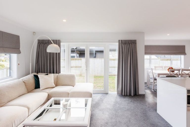 Photo of property in 23 Vaucluse Heights, Fitzherbert, Palmerston North, 4410