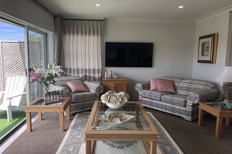 Photo of property in 2/159 Carlisle Road, Northcross, Auckland, 0632