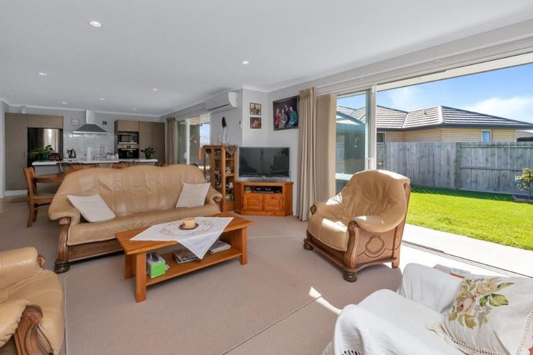 Photo of property in 6 Kamahi Place, One Tree Point, 0118