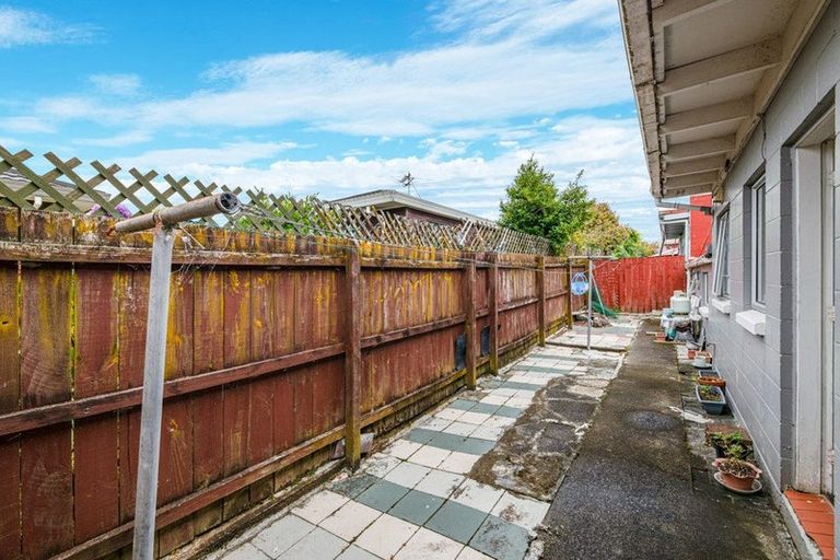 Photo of property in 4/92 Titirangi Road, New Lynn, Auckland, 0600