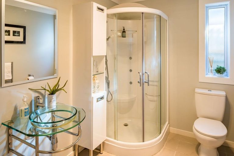 Photo of property in 71 Mana View Road, Paremata, Porirua, 5026