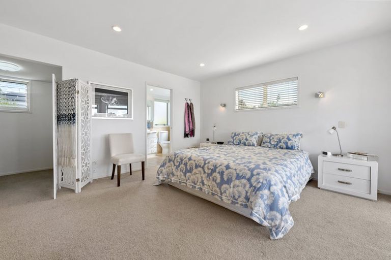 Photo of property in 10a Scarboro Terrace, Murrays Bay, Auckland, 0630