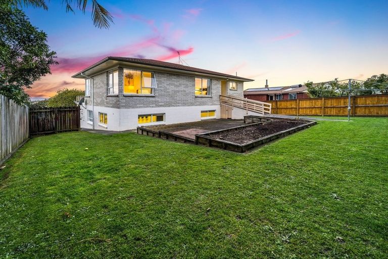 Photo of property in 28 Lydford Place, Glendene, Auckland, 0602