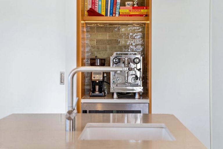 Photo of property in 2/2 Seaview Road, Milford, Auckland, 0620