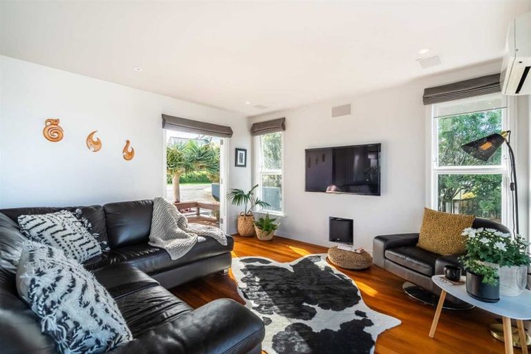 Photo of property in 1/15 Colonial Road, Chatswood, Auckland, 0626