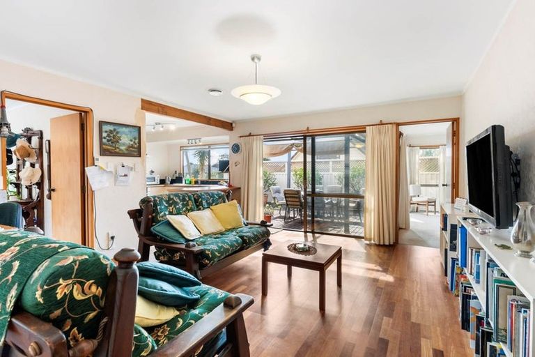 Photo of property in 16 Hayes Place, Half Moon Bay, Auckland, 2012
