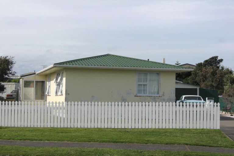 Photo of property in 2 Kotuku Street, Castlecliff, Whanganui, 4501