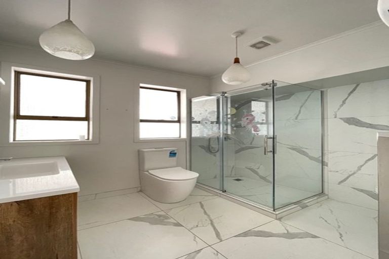 Photo of property in 504 East Coast Road, Windsor Park, Auckland, 0630