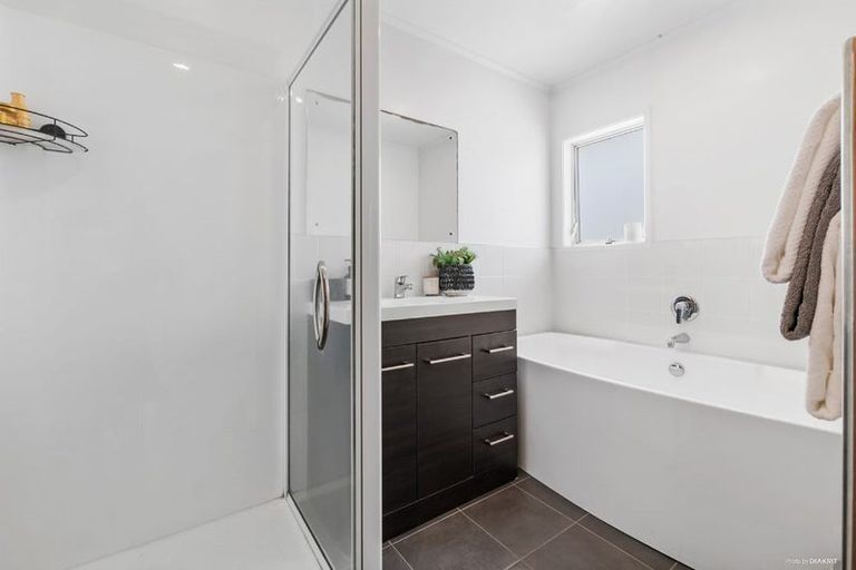 Photo of property in 17 Curacao Place, Half Moon Bay, Auckland, 2012
