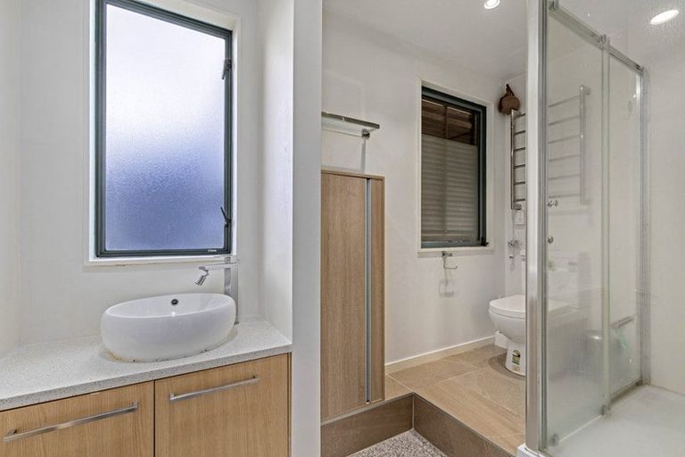 Photo of property in 1/208 East Coast Road, Forrest Hill, Auckland, 0620