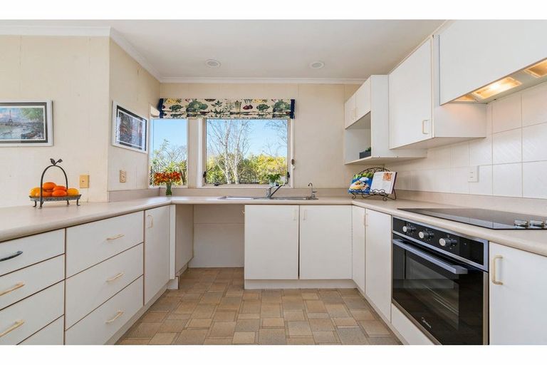 Photo of property in 29 Taupiko Place, Green Bay, Auckland, 0604