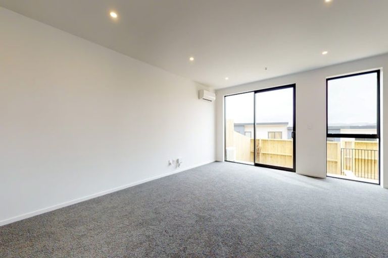 Photo of property in 12/62 Spenmoor Street, Newlands, Wellington, 6037