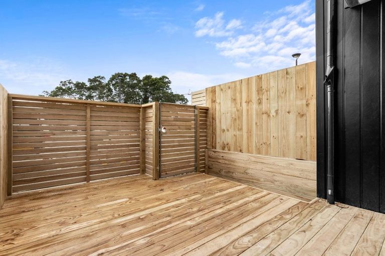 Photo of property in 21 Meg Lane, Glen Eden, 0602