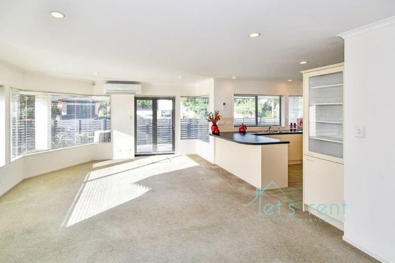 Photo of property in 2 Pat O'connor Place, Manurewa, Auckland, 2105