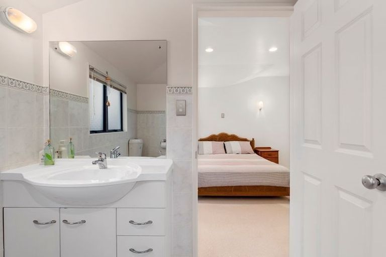 Photo of property in 28 St Clair Place, Browns Bay, Auckland, 0630