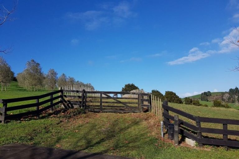 Photo of property in 17 Tamahunga Drive, Matakana, 0985