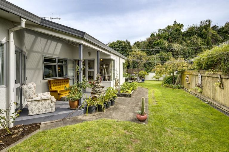 Photo of property in 135 Milton Road, Bluff Hill, Napier, 4110