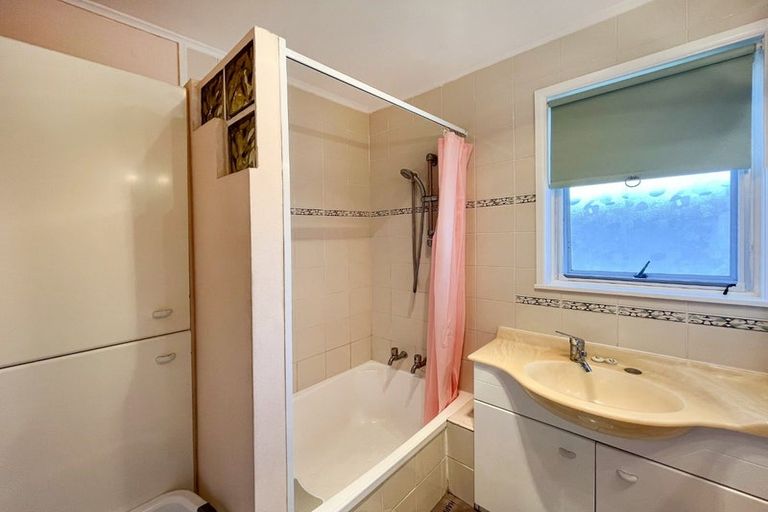 Photo of property in 94 Lantana Road, Green Bay, Auckland, 0604