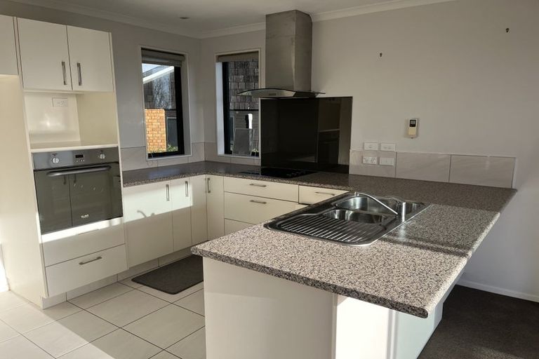 Photo of property in 20 Roberts Road, Matakatia, Whangaparaoa, 0930