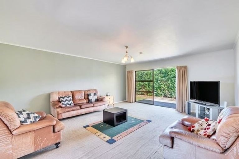 Photo of property in 30 Sutton Crescent, Papakura, 2110