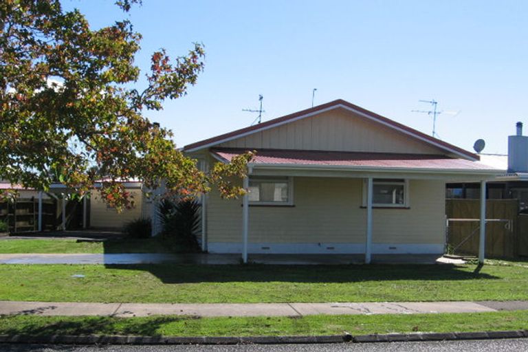 Photo of property in 90 Edgewater Drive, Pakuranga, Auckland, 2010