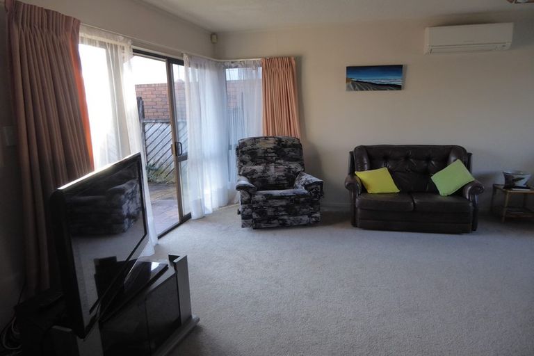 Photo of property in 15 Bosnyak Drive, Te Atatu South, Auckland, 0610