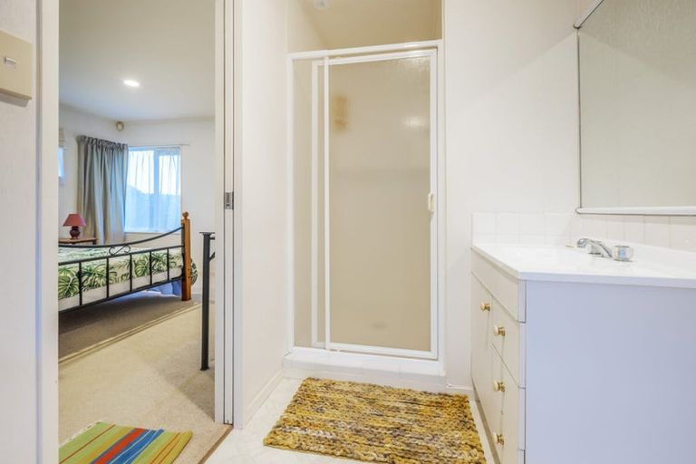 Photo of property in 6a Sheriff Place, Randwick Park, Auckland, 2105