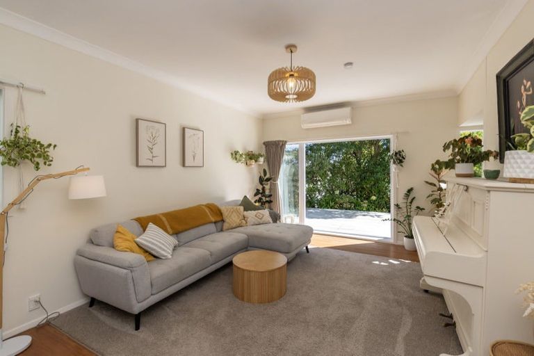 Photo of property in 11 Tiromoana Road, Raumati South, Paraparaumu, 5032