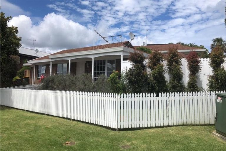 Photo of property in 84 Granville Drive, Massey, Auckland, 0614