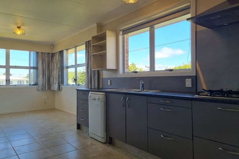 Photo of property in 124 Pioneer Road, Moturoa, New Plymouth, 4310