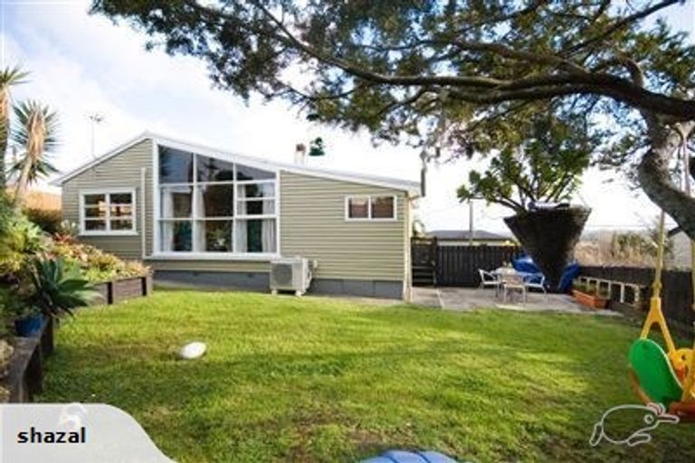 Photo of property in 2/1 Cronin Place, Beach Haven, Auckland, 0626