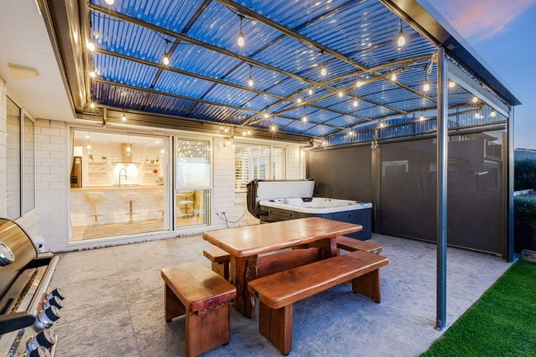 Photo of property in 86 Queen Charlotte Drive, Aotea, Porirua, 5024