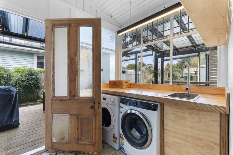 Photo of property in 5 Huatoki Street, Vogeltown, New Plymouth, 4310