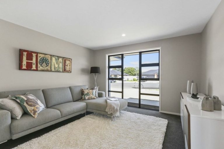 Photo of property in 16 Dumas Place, Rosehill, Papakura, 2113
