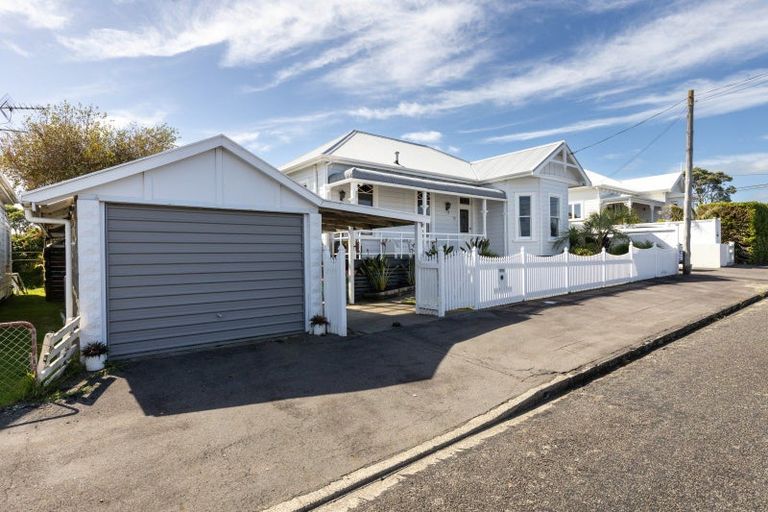 Photo of property in 17 Kowhai Street, Strandon, New Plymouth, 4312