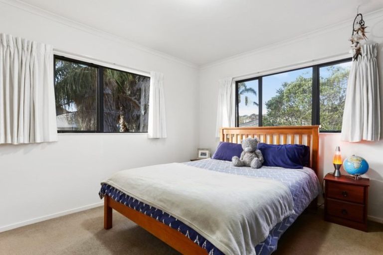 Photo of property in 4 Northcross Drive, Oteha, Auckland, 0632