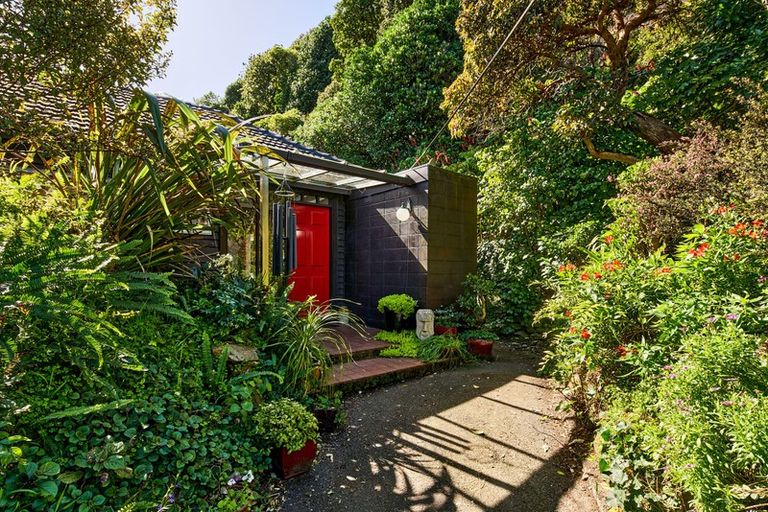 Photo of property in 15 Kowhai Street, Eastbourne, Lower Hutt, 5013